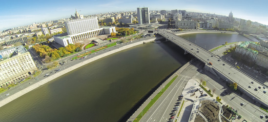 москва - 12 октября: городской пейзаж с белым домом, новым арбатом и - paha_l