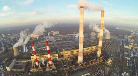 электростанция с множеством различных дымоходов в солнечный зимний день - paha_l