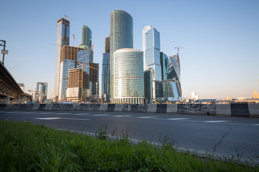 Городской пейзаж строящегося комплекса "Москва-Сити" вечером - paha_l