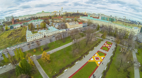 городской пейзаж с украшениями из зеленых газонов на фоне кремля и - paha_l