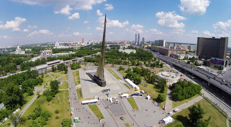 россия, москва - 24 мая 2014 года: городской пейзаж с обелиском - paha_l
