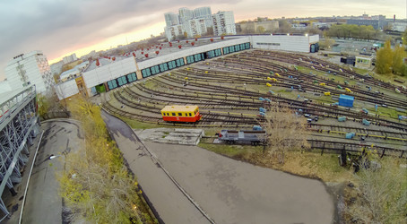 желтый фургон у ворот депо метро, вид с - paha_l