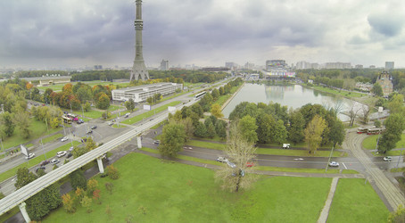 телебашня и пруд в останкино в москве, россия. вид с - paha_l