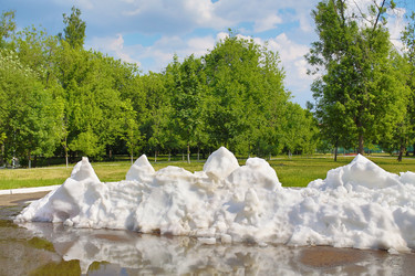 выбрасывайте снег из ледового дворца в парке летом - paha_l