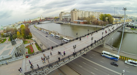 МОСКВА - 20 октября: Вид с беспилотного квадрокоптера на peopole - paha_l