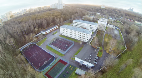 двухэтажные здания и спортивные площадки в осеннем лесу - paha_l