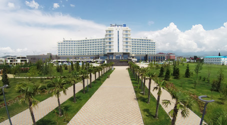 РОССИЯ, СОЧИ - 25 июля 2014: Внешний вид отеля Radisson Blu - paha_l