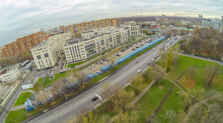 москва - 21 октября: (вид с беспилотника) московский городской суд с длинным автомобилем - paha_l