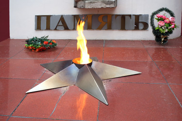 РОССИЯ, МОСКВА - 14 ноября 2014: Мемориал с огнем полиции - paha_l