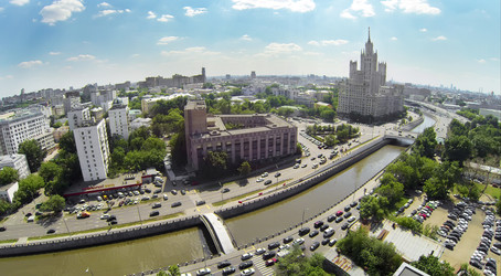 россия, москва - 23 мая 2014 года: городской пейзаж с дорожным движением на - paha_l
