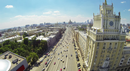 россия, москва - 23 мая 2014 года: движение транспорта на улице рядом - paha_l