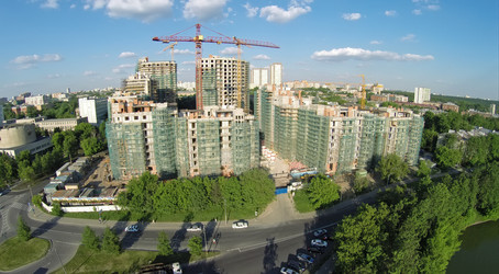 россия, москва - 23 мая 2014 года: автомобильное движение возле здания - paha_l