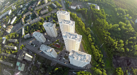высокие дома жилого комплекса в летний солнечный день на элк-стрит - paha_l