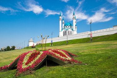 Панорамный вид на казанский кремль и мечеть кул шариф - gumbao