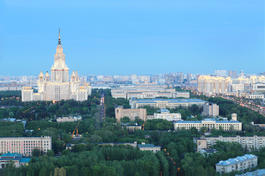панорамный вид на жилой район города с фейерверком - paha_l