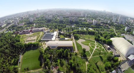 россия, москва - 24 мая 2014 года: городской пейзаж с надувными - paha_l