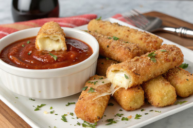 вкусные хрустящие сырные палочки подаются с пикантным соусом маринара - RomanZ