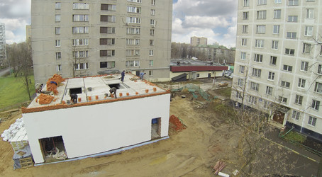 рабочие строят строение в жилом районе. вид с - paha_l