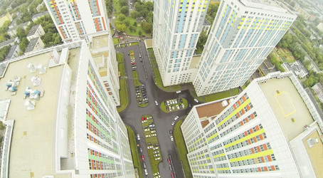автомобили в дождливый день среди зданий жилого комплекса. вид - paha_l