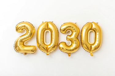 большие золотые воздушные шары изображают 2030 год на простом фоне - RomanZ