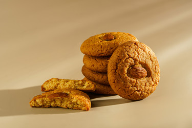 Миндальное печенье на бежевом фоне - JuliaLavleis