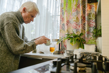 старик в одиночестве разливает чай, чувство одиночества - ElenaSk