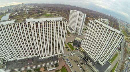 москва - 21 октября: городской пейзаж с высокими многоэтажными отелями в - paha_l