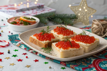 праздничная экспозиция закусок со сливочным сыром и икрой на ломтиках хлеба - RomanZ