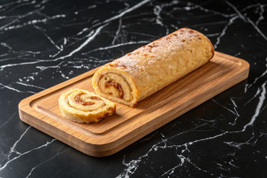 вкусный пирог с булочками с корицей, подаваемый на деревянной доске - RomanZ