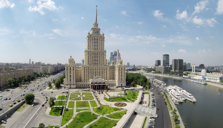 россия, москва - 6 июня 2014: гостиница "украина" на набережной реки - paha_l