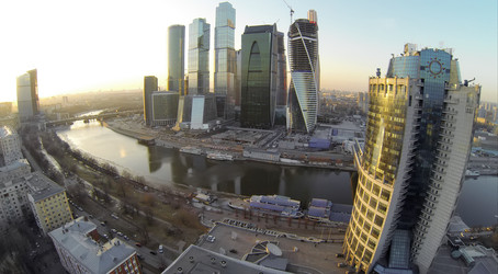 москва, россия - 01 марта 2014: набережная реки с небоскребом - paha_l
