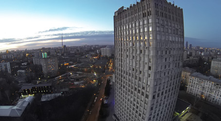 Вид с высоты птичьего полета на городской пейзаж с высотного жилого дома - paha_l