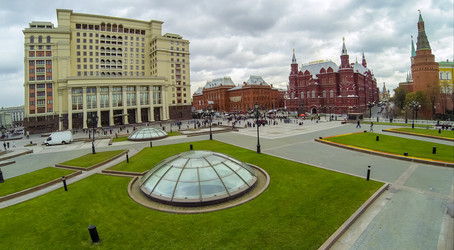 москва - 19 октября: вид с беспилотного квадрокоптера на отель - paha_l