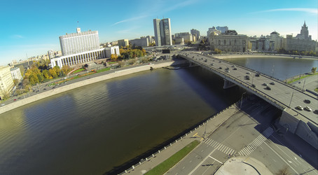 москва - 12 октября: городской пейзаж с белым домом, новым арбатом и - paha_l