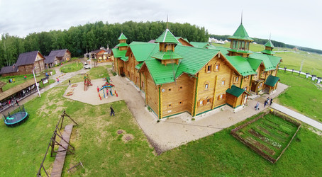 россия, боровск - 13 июня 2014 г.: туристы прогуливаются по территории - paha_l