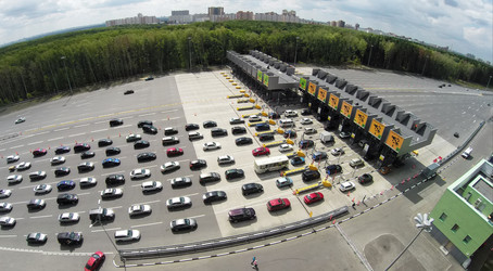 россия, москва - 5 июля 2014 года: автомобильное движение вблизи платного. антенна - paha_l