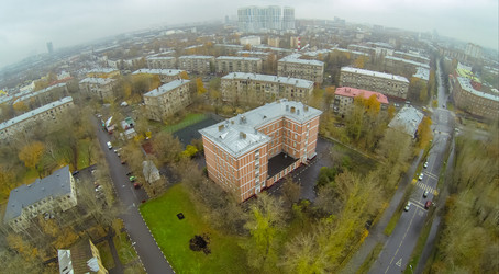 дорога с машинами пересекала жилые кварталы со школой, вид - paha_l