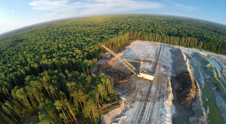 россия, воскресенск - 1 июля 2014 г.: ковш экскаватора загружает песок - paha_l
