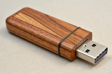 Деревянный USB-накопитель с элегантным дизайном на нейтральном фоне - RomanZ
