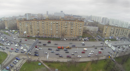 городской пейзаж с широкой дорогой и множеством жилых зданий - paha_l