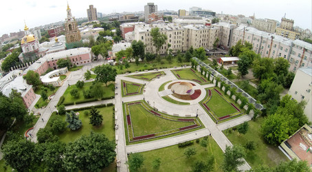 Вид с высоты птичьего полета на городской пейзаж с парком имени Баумана летним днем - paha_l