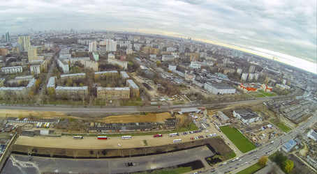 городской район с жилым комплексом и видом на дороги с - paha_l