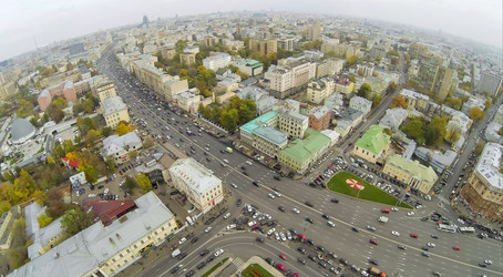 москва - 10 октября: городской пейзаж с автомобильным движением на шоссе и - paha_l