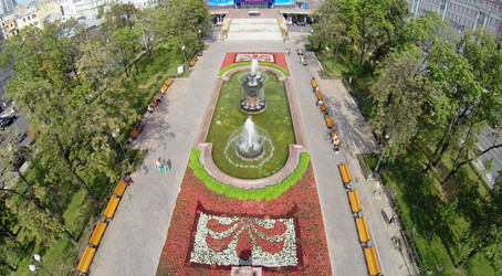 MOSCOW - AUG 12, 2014: Fountain in park on Pushkin Square - paha_l