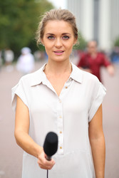 профессиональный репортер молодая девушка протягивает микрофон - paha_l