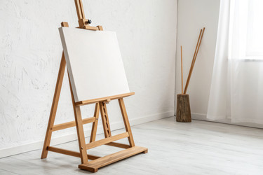 Простой деревянный мольберт в яркой минималистской обстановке студии - RomanZ