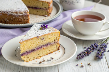 Вкусный лавандовый пирог подается к чаю в уютной обстановке - RomanZ