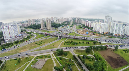 городской пейзаж с транспортным движением на развязке весной - paha_l