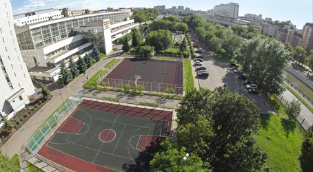 россия, москва - 29 июня 2014: городской пейзаж с детскими площадками - paha_l