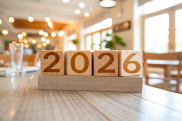 Деревянные блоки отображают 2026 год в современной обстановке кафе - RomanZ